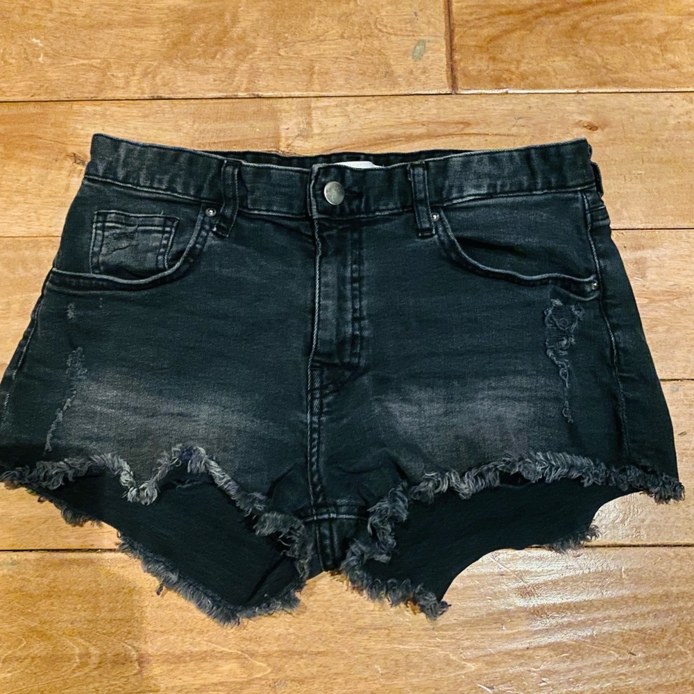 H&M black jean shorts distressed. Sz 8 WMS